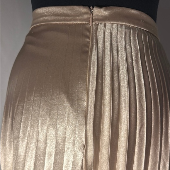 Vintage Elegant Gold Satin Pleated Skirt. Lined. Zippered. Size M. - Picture 2 of 7
